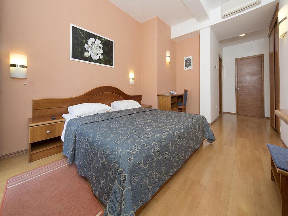 Ivka Hotel 4*